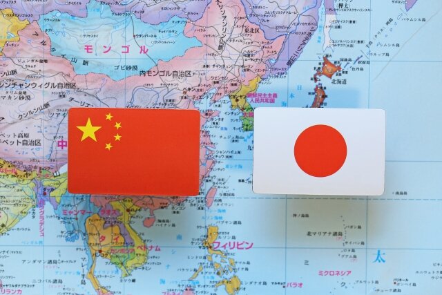 中国と日本国旗のイメージ