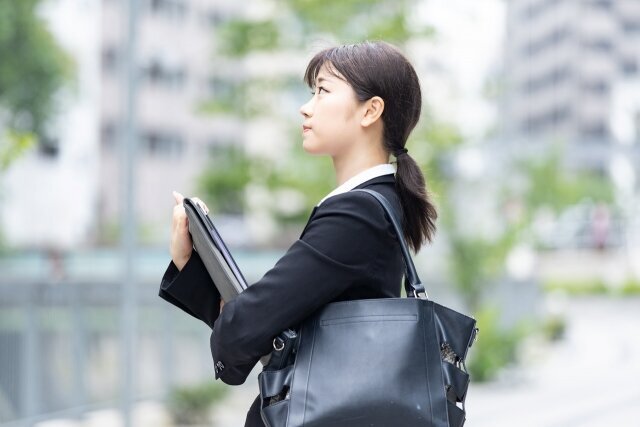 日本語教師就職活動中の女性イメージ