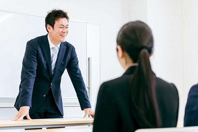 日本語を教える女性